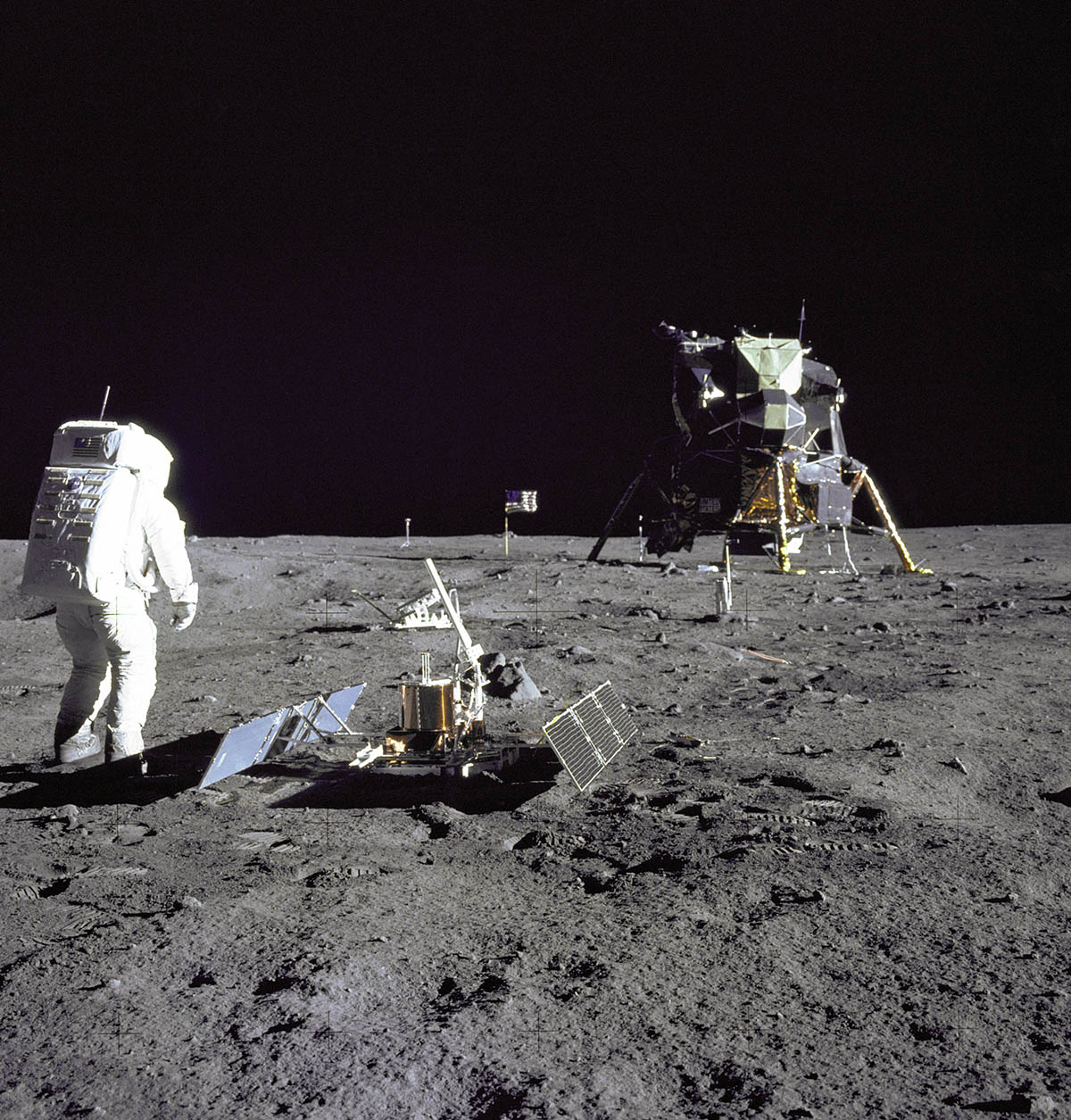 image de tout l'equipement poser sur la lune