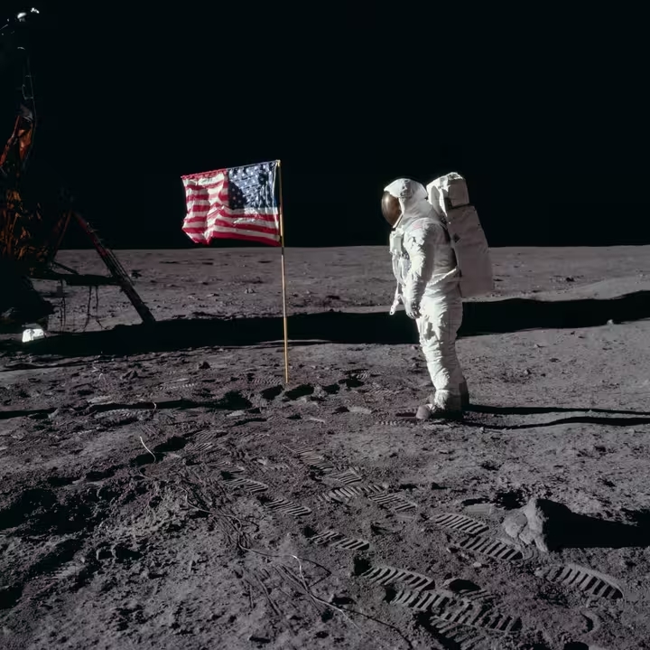 drapeau americain a coté d'astronaut